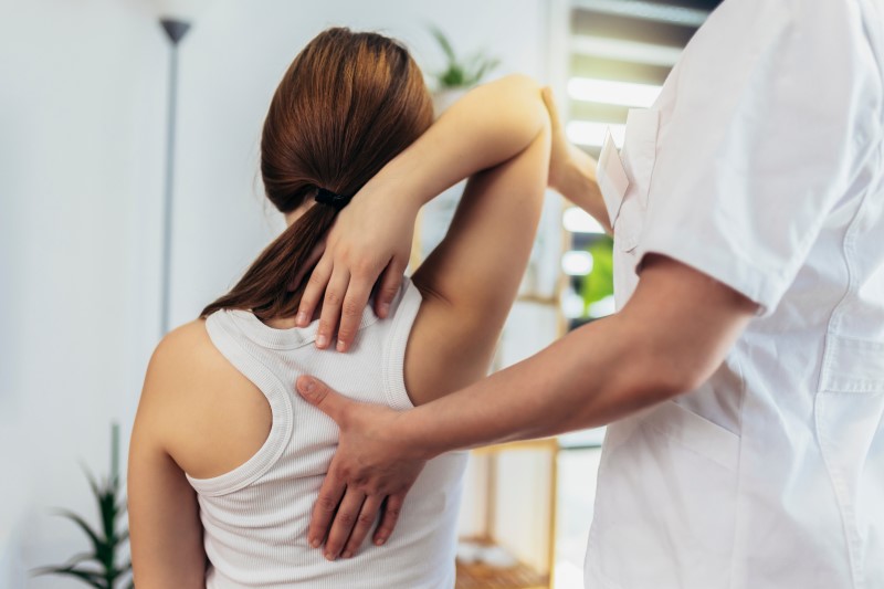 Ból kręgosłupa piersiowego – przyczyny, objawy, sposoby leczenia